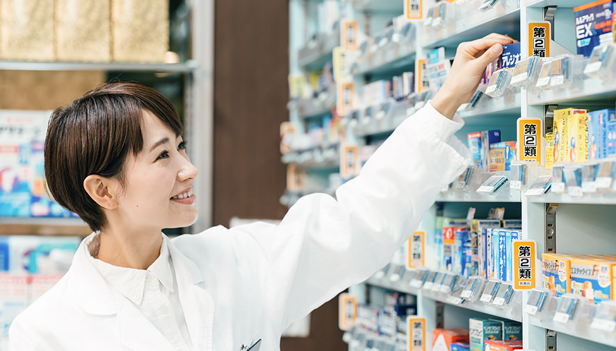 薬を手にする薬剤師