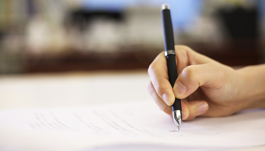 書類を記入する手元